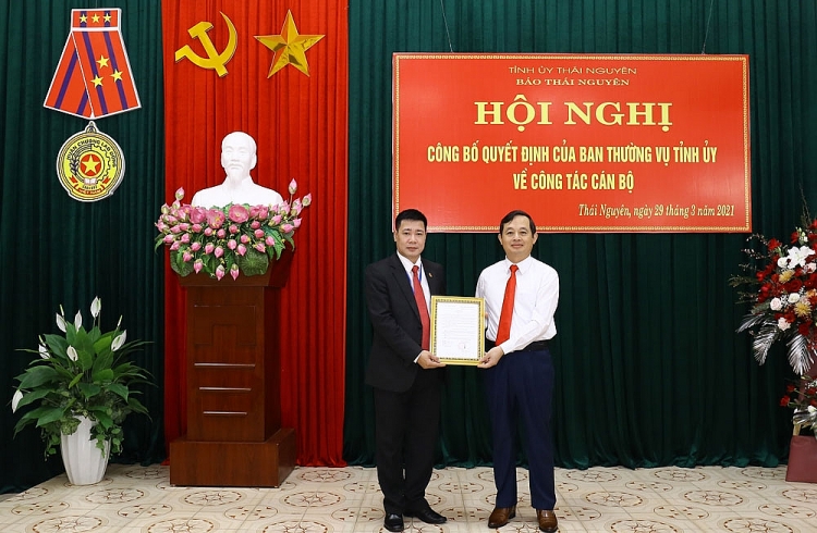 Ông Chu Thế Hà nhận quyết định bổ nhiệm (Ảnh: Báo Thái Nguyên)