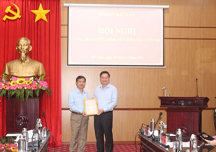 Ông Lèng Văn Chiến nhận quyết định (Ảnh: Báo Bắc Kạn)