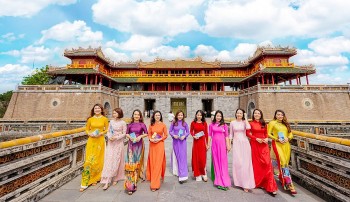 mien phi tham quan di tich hue voi du khach nu mac ao dai truyen thong