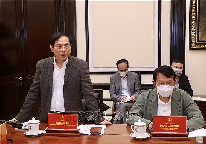 Bộ trưởng Bộ Ngoại giao Bùi Thanh Sơn báo cáo về công tác bảo hộ công dân và đưa công dân Việt Nam từ Ukraine về nước. Ảnh: Lâm Khánh/TTXVN