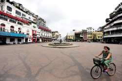 Hà Nội yêu cầu người dân ở nhà, đóng tất cả dịch vụ không thiết yếu
