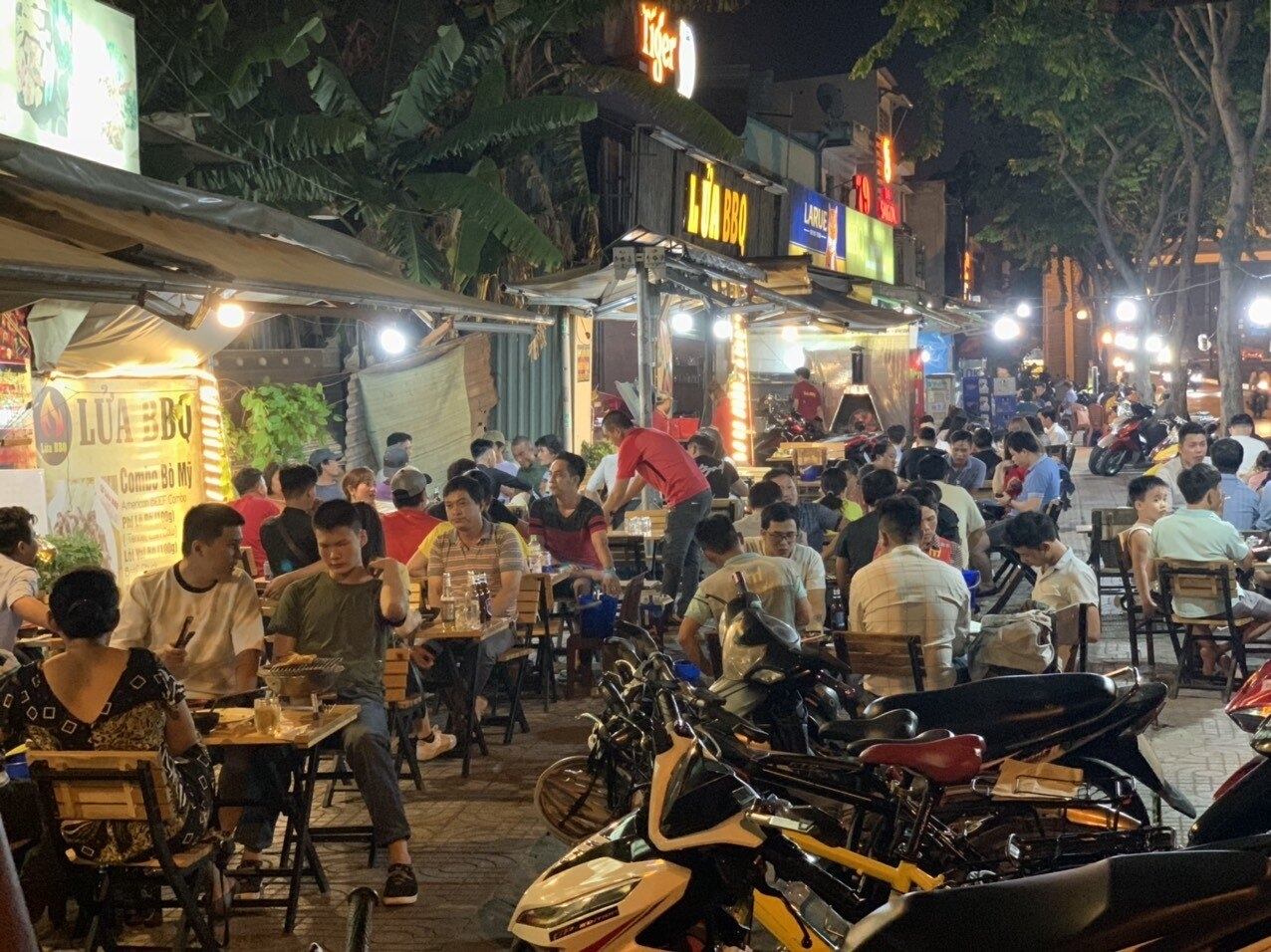 Quán nhậu, bãi biển đông nghịt người giữa mùa dịch, đa số không đeo khẩu trang