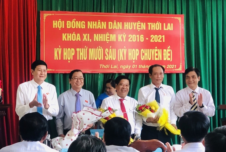Ông Nguyễn Xuân Hải, Phó Chủ tịch Thương trực  HĐND TP Cần Thơ chúc mừng các nhân sự mới (Ảnh: Báo Cần Thơ)