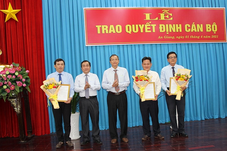 Các nhân sự mới nhận quyết định điều động, bổ nhiệm (Ảnh: Báo An Giang)