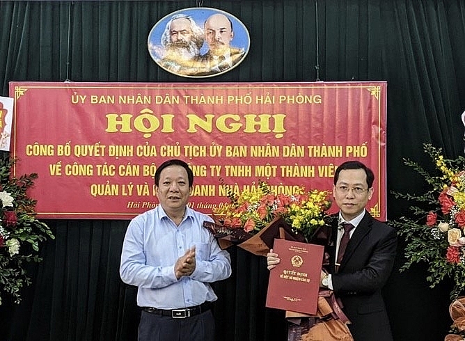 Ông Chu Ngọc Hà nhận quyết định điều động, bổ nhiệm (Ảnh: Báo Xây dựng)