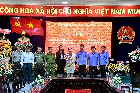 Các đại biểu chúc mừng bà Phạm Thị Kim Liên (Ảnh: Nguyễn Trình/BVPL)