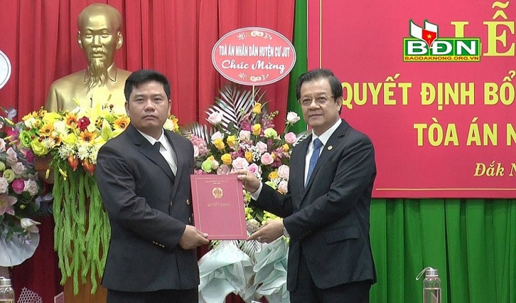 Lãnh đạo TAND tối cao trao quyết định cho ông Bùi Danh Đại (Ảnh: Báo Đắk Nông)