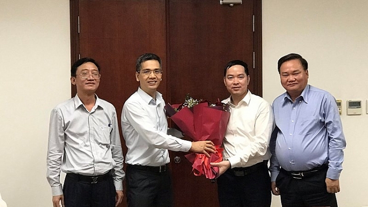 Tập thể lãnh đạo Vụ Ngân sách nhà nước tặng hoa chúc mừng tân Phó Vụ trưởng Dương Tiến Dũng (Ảnh: Tạp chí Tài chính)