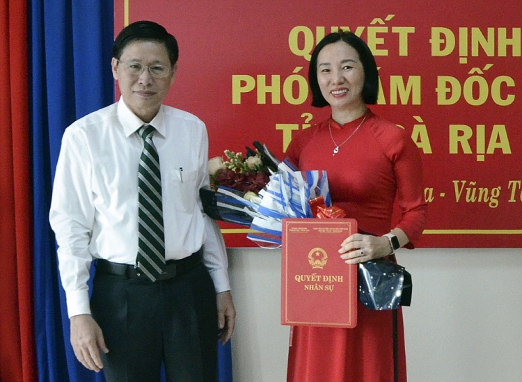 Bà Dương Thị Thảo Hiền nhận quyết định bổ nhiệm (Ảnh: Báo Bà Rịa - Vũng Tàu)