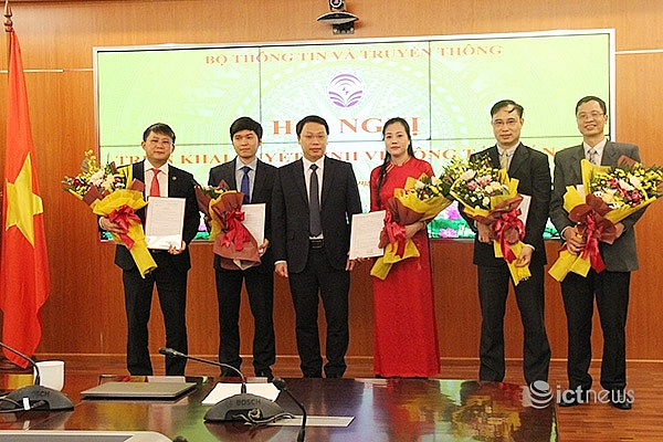 Thứ trưởng Nguyễn Huy Dũng trao quyết định cho các nhân sự mới