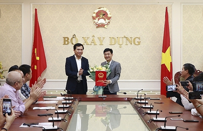 Ông La Đức Hùng nhận quyết định bổ nhiệm (Ảnh: Báo Xây dựng_