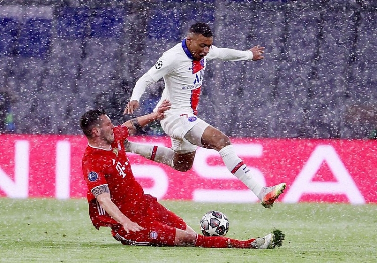 Cú đúp của Mbappe (trắng) giúp PSG đánh bại Bayern Munich