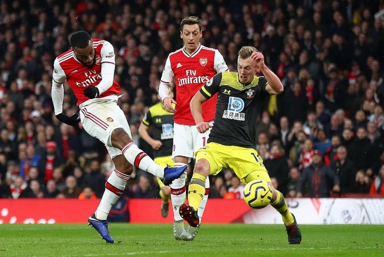 Arsenal (đỏ) được đánh giá cao hơn so với đội khách Slavia Praha