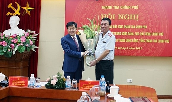 Phó Thủ tướng Lê Minh Khái tặng hoa chúc mừng tân Tổng Thanh tra Chính phủ Đoàn Hồng Phong (Ảnh: Báo Thanh tra)