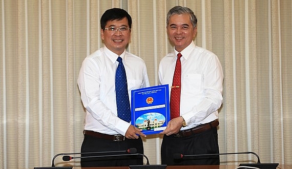 Ông Phan Thanh Tùng nhận quyết định bổ nhiệm (Ảnh: SGGP)