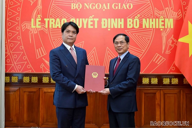 Bộ trưởng Bùi Thanh Sơn trao quyết định cho ông Nguyễn Việt Dũng