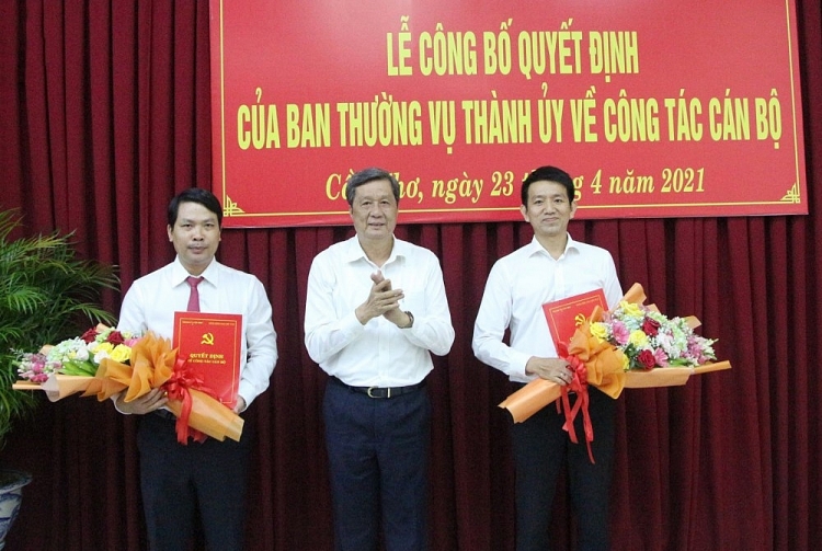 Ông Phạm Văn Hiểu, Phó Bí thư Thường trực Thành ủy, Chủ tịch HĐND thành phố trao quyết định cho các nhân sự mới (Ảnh: Báo Cần Thơ)