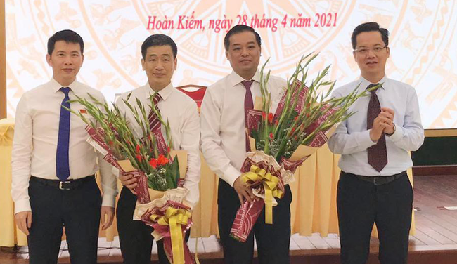 Lãnh đạo quận Hoàn Kiếm chúc mừng ông Đinh Hồng Phong và ông Nguyễn Quốc Hoàn (Ảnh: Kinh tế&đô thị)