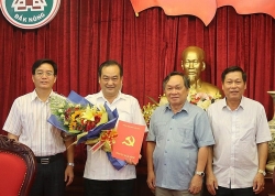 trao huy hieu dang cho ong tran dinh dan va ong nguyen van kien