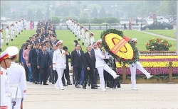 lanh dao dang nha nuoc va cac dbqh vao lang vieng chu tich ho chi minh