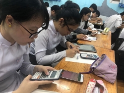 vu hoc sinh lop 1 bi phe binh vi den truong som sao do huong dan vao lop nhung chau da di ra ngoai cong truong