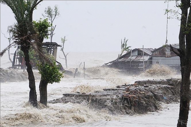 sieu bao amphan tan pha an do va bangladesh giet chet it nhat 106 nguoi