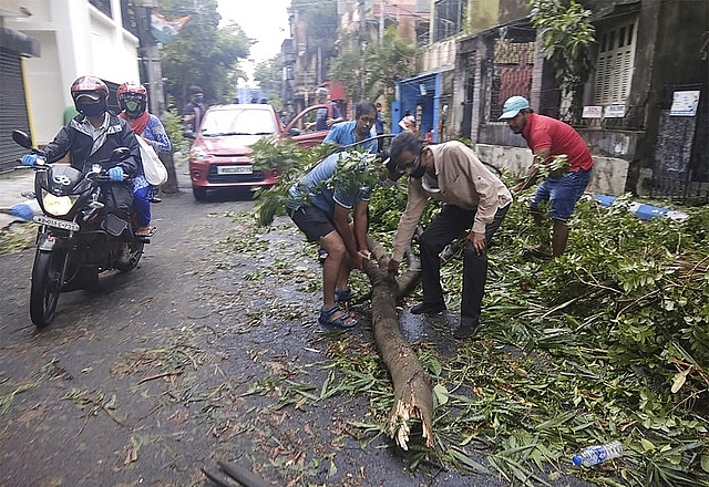 sieu bao amphan tan pha an do va bangladesh giet chet it nhat 106 nguoi