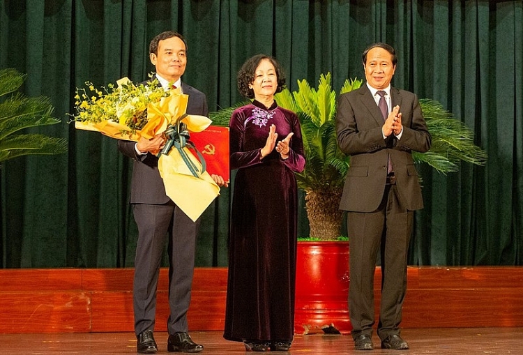 Bà Trương Thị Mai, Trưởng ban Tổ chức Trung ương, trao quyết định và chúc mừng ông Trần Lưu Quang (bìa trái) (Ảnh: PLO)