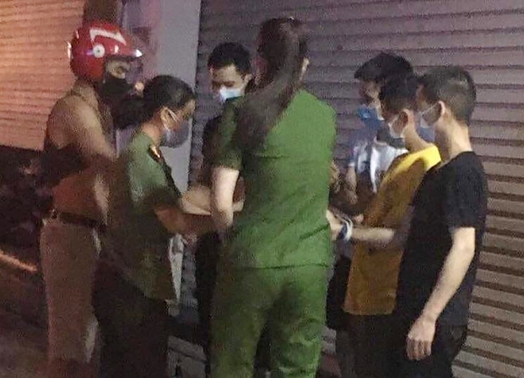 Lực lượng chức năng tiến hành kiểm tra các đối tượng nghi cư trú trái phép tại phường Liên Bảo, TP.Vĩnh Yên