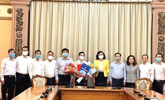 Phó Chủ tịch UBND TP.HCM Phan Thị Thắng trao quyết định cho ông Lâm Quốc Thanh (Ảnh: SGGP)