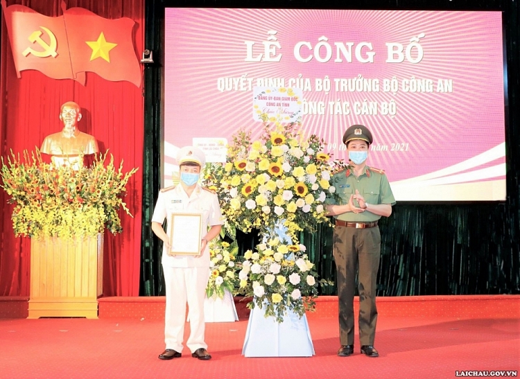 Thượng tá Sùng A Súa nhận quyết định bổ nhiệm