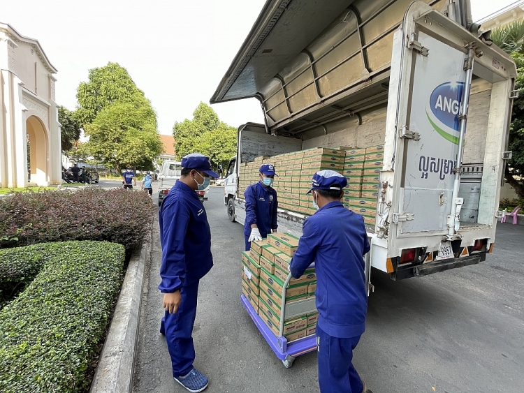 Công tác giao nhận sữa cho chính quyền Phnom Penh được nhà máy Angkormilk thực hiện cẩn trọng tuyệt đối theo qui định phòng dịch Covid-19