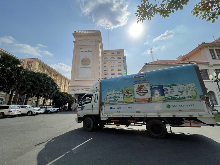 Các chuyến xe của Angkormilk kịp thời mang sữa đến các “vùng đỏ” tại thủ đô Phnom Penh ngay giai đoạn phong tỏa, cách ly gắt gao