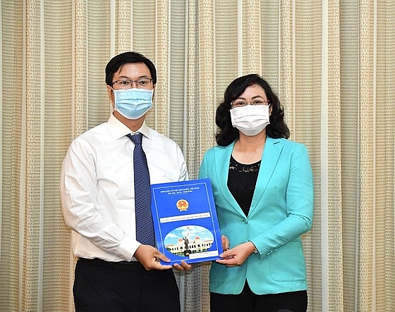 Ông Vũ Chí Kiên nhận quyết định (Ảnh: VIỆT DŨNG/SGGP)