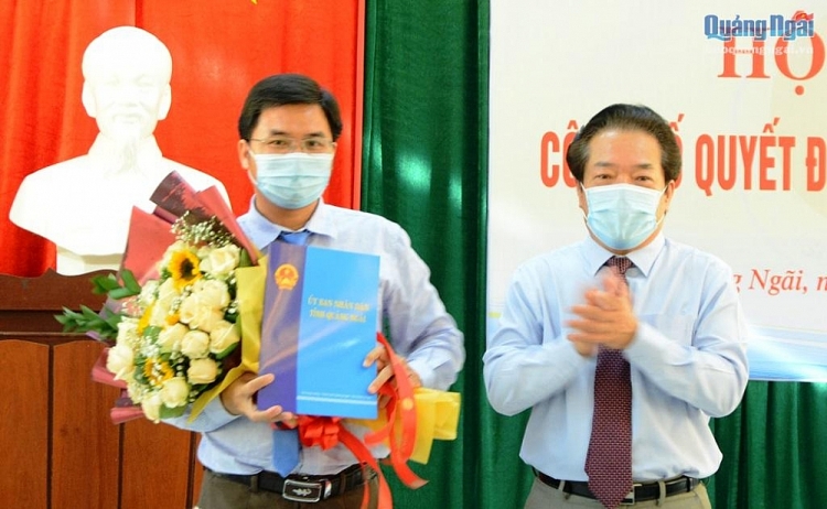 Ông Đỗ Sáu nhận quyết định bổ nhiệm (Ảnh: Báo Quảng Ngãi)