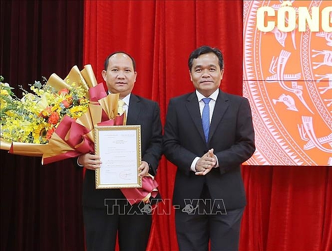 Ông Hồ Văn Niên (phải) trao quyết định, chúc mừng ông Rah Lan Chung