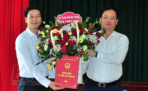 Ông Nguyễn Khắc Thận, Phó Bí thư Tỉnh ủy, Chủ tịch UBND tỉnh trao quyết định cho ông Trương Văn Cường