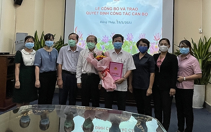 Phó Chủ tịch UBND tỉnh Đoàn Tấn Bửu trao quyết định cho ông Phạm Việt Công (Ảnh: Cổng TTĐT tỉnh Đồng Tháp)