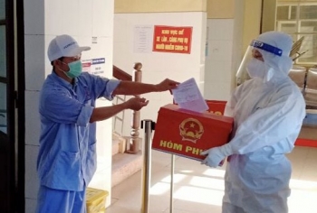 Xúc động hình ảnh cử tri bỏ phiếu bầu cử trong khu vực cách ly