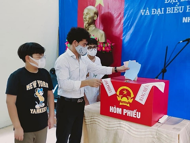 Nghệ sĩ Xuân Bắc đi bầu cử sáng ngày 23/5. Ảnh: Xuân Bắc
