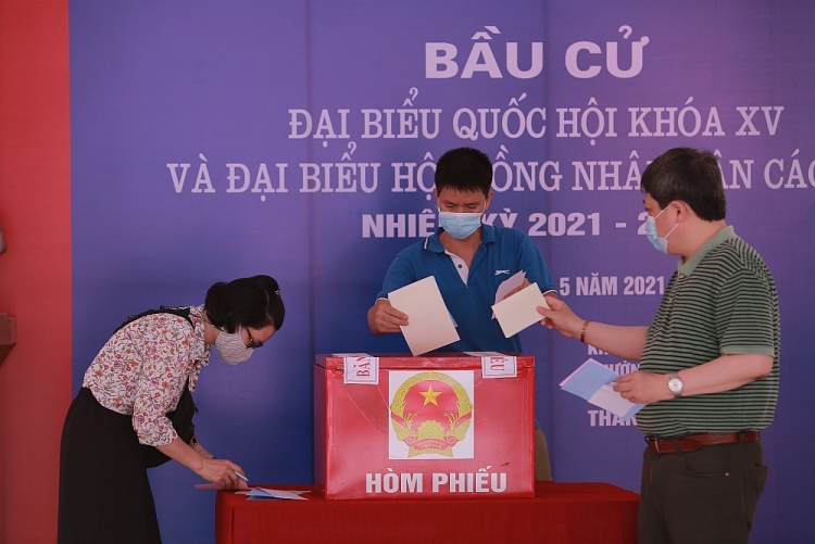Cử tri bỏ phiếu bầu cử hôm 23/5 (Ảnh: ĐK)