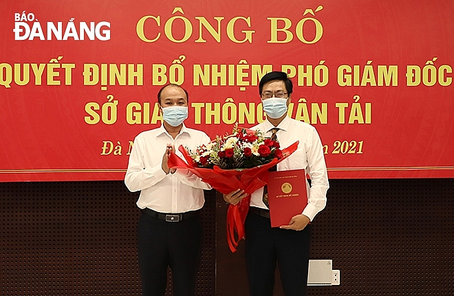 Ông Đặng Nam Sơn nhận quyết định bổ nhiệm (Ảnh: Báo Đà Nẵng)