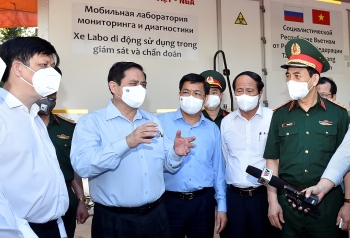 Thủ tướng vào tâm dịch Bắc Giang kiểm tra, động viên lực lượng tuyến đầu
