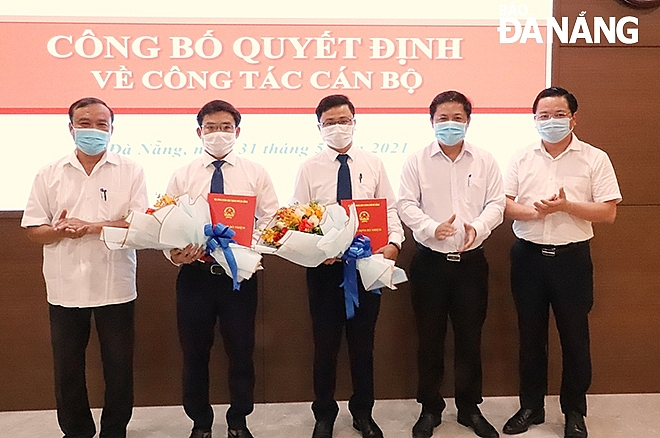 Phó Bí thư Thường trực Thành ủy, Chủ tịch HĐND thành phố Lương Nguyễn Minh Triết trao các quyết định