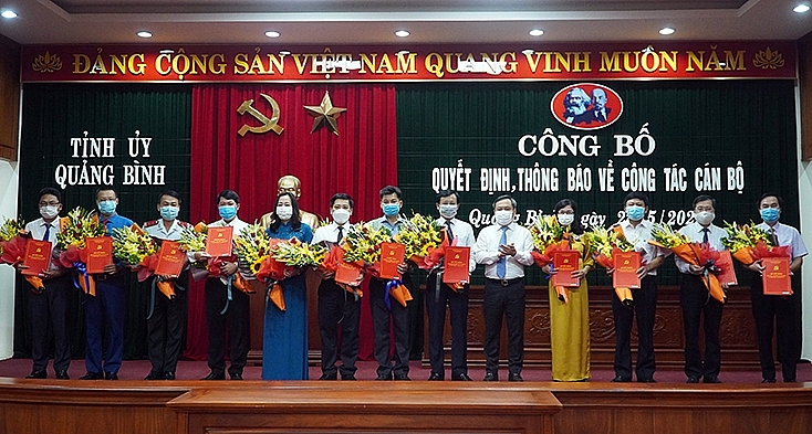 Bí thư Tỉnh ủy Vũ Đại Thắng tặng hoa và trao quyết định cho các cán bộ (Ảnh: Báo Quảng Bình)