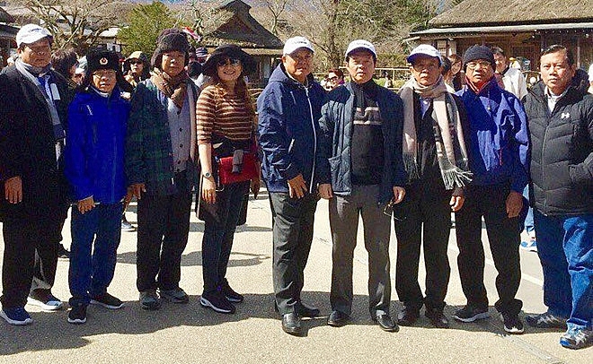 su that anh lanh dao soc trang chup chung voi trinh suong o nuoc ngoai