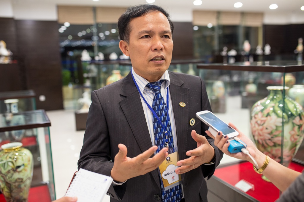 Thu "phí chia tay" khi xuất ngoại: Đáng lẽ phải giảm phí cho dân!