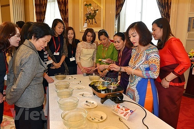 tim kiem giai phap de xuat sang kien ho tro phu nu va tre em gai asean
