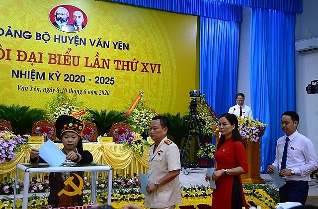 bau truc tiep bi thu huyen uy tai yen bai long an va phu yen