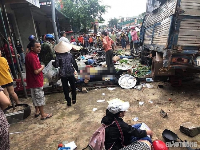 5732 xe tai lao vao cho tong chet 3 nguoi o dak nong 1